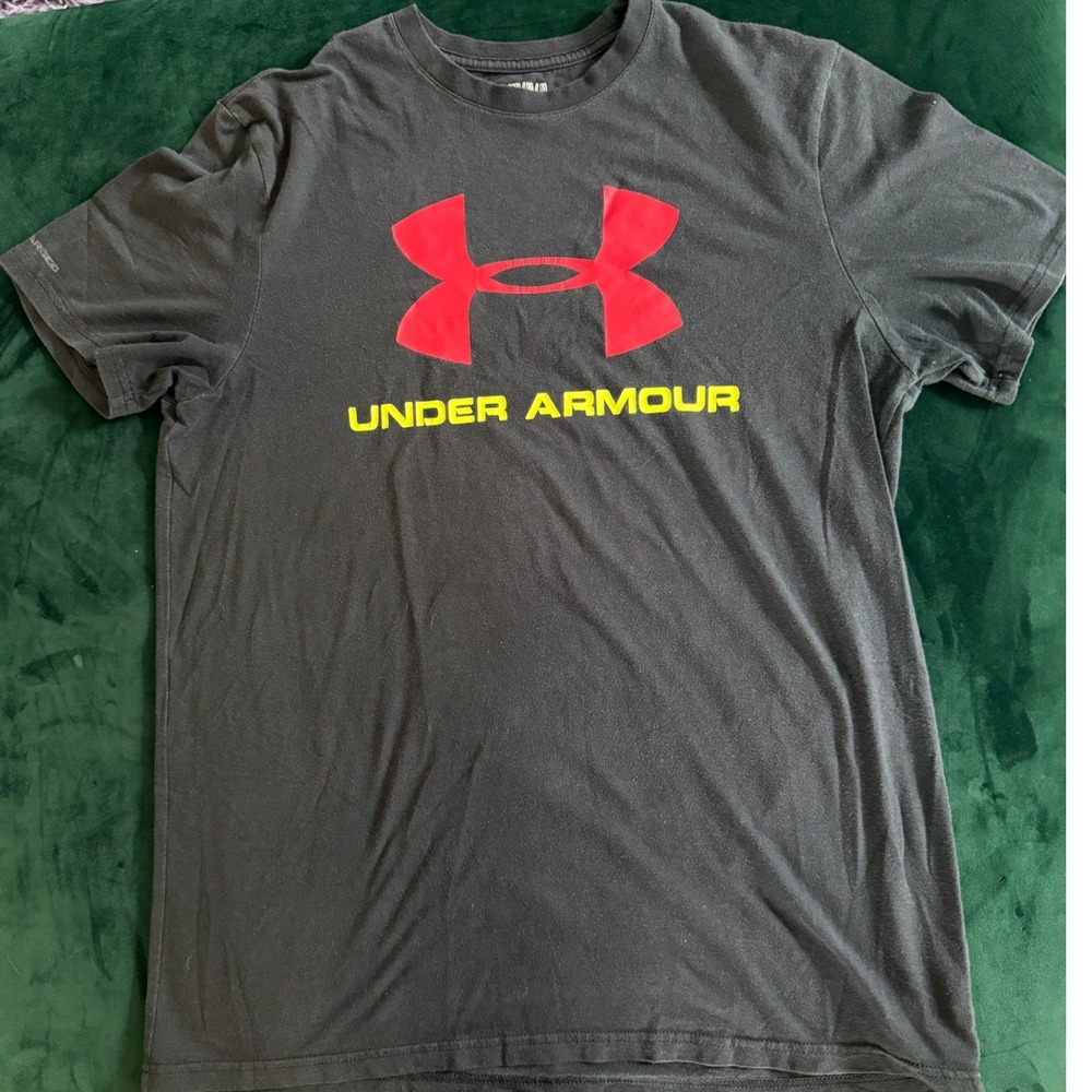 Under Armour Mens HeatGear Loose Fit Graphic T-Shirt‎ Black Red Yellow 1253341